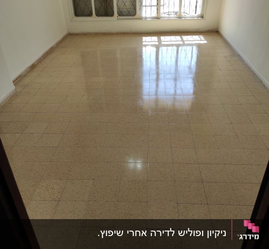 רצפה נקייה ומבריקה בחדר ריק עם חלון גדול